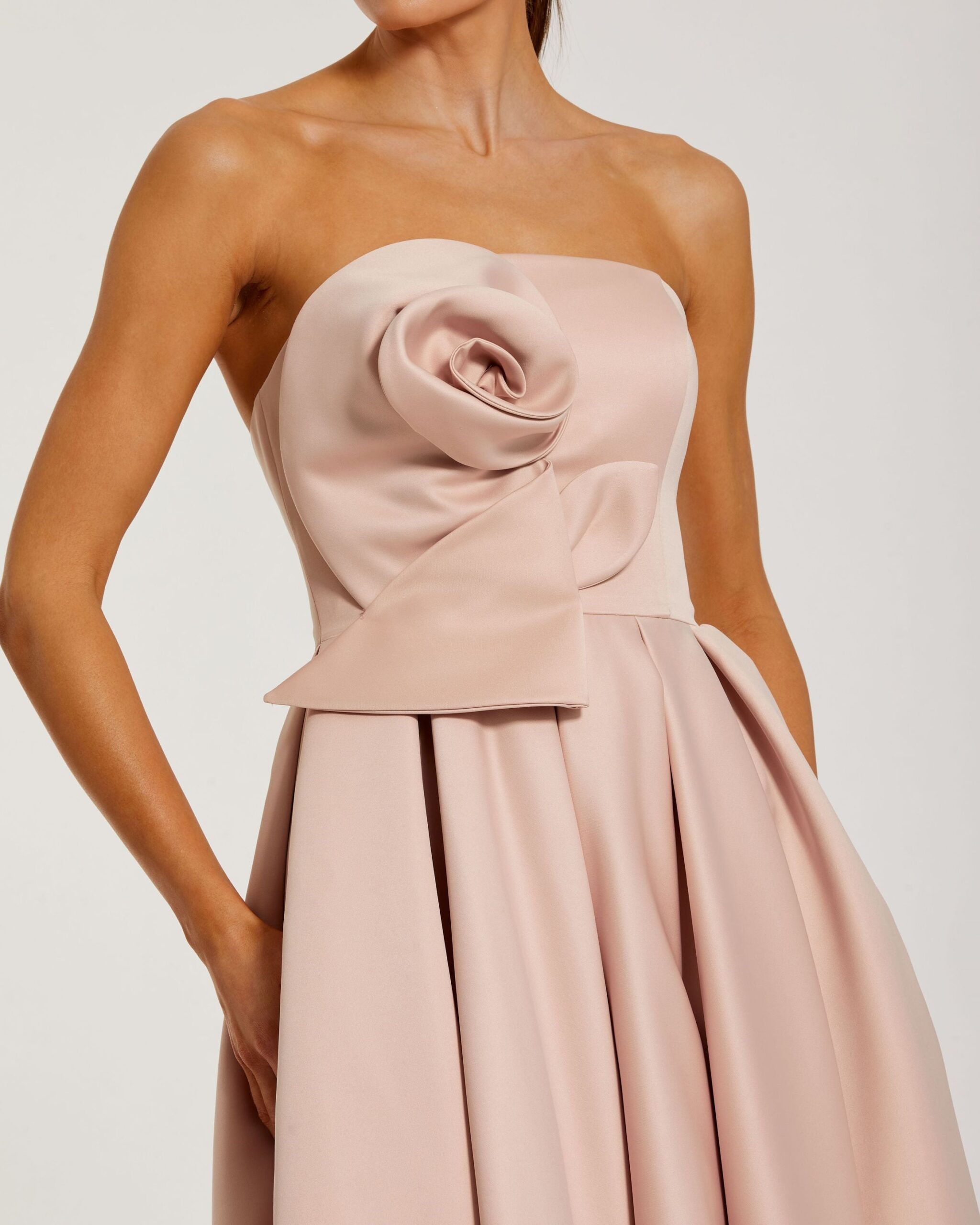 Strapless midi dress with satin fabric pleated skirt and floral detail - Image 2