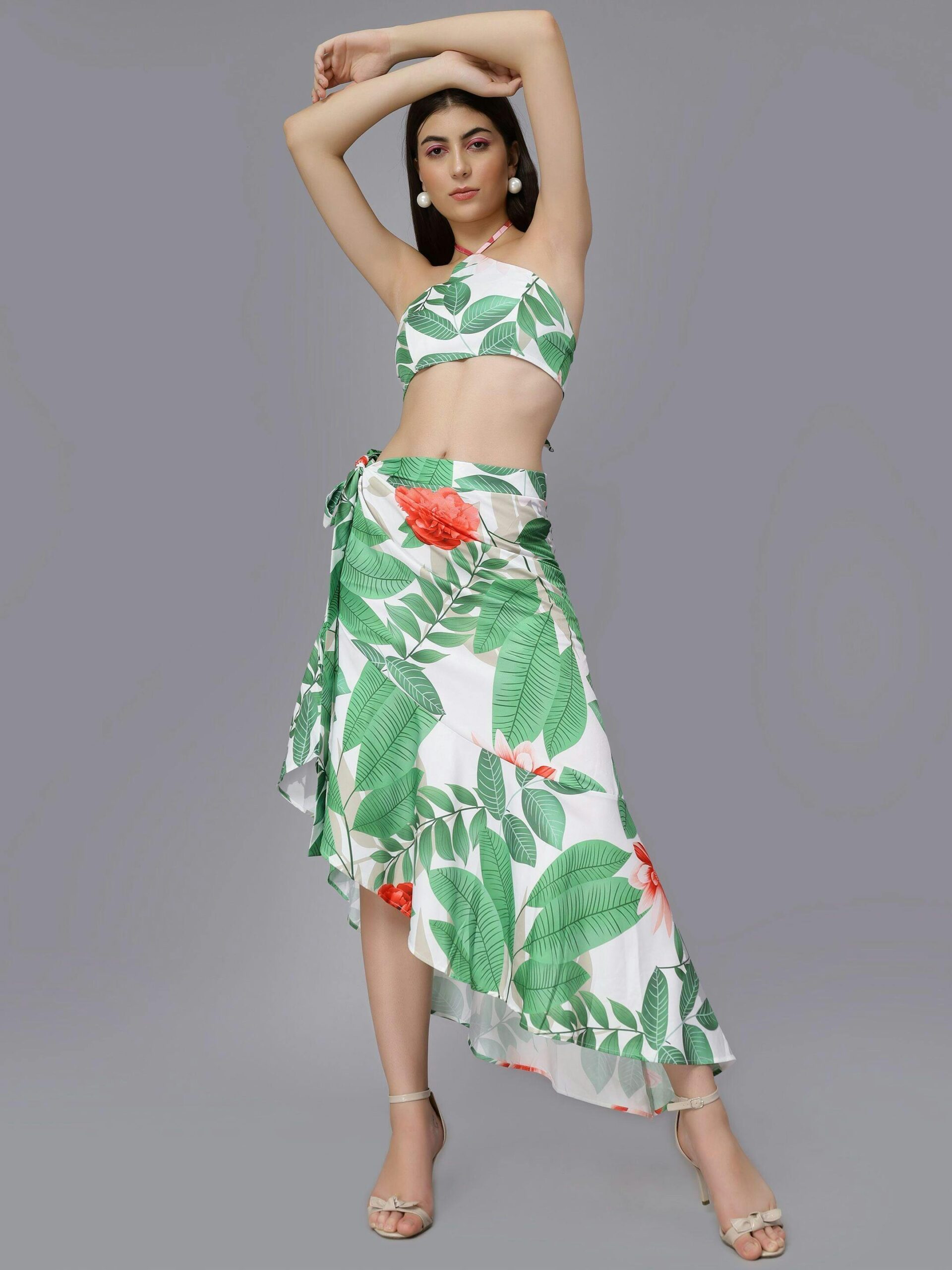 Two piece outfit with relaxed fit and floral pattern